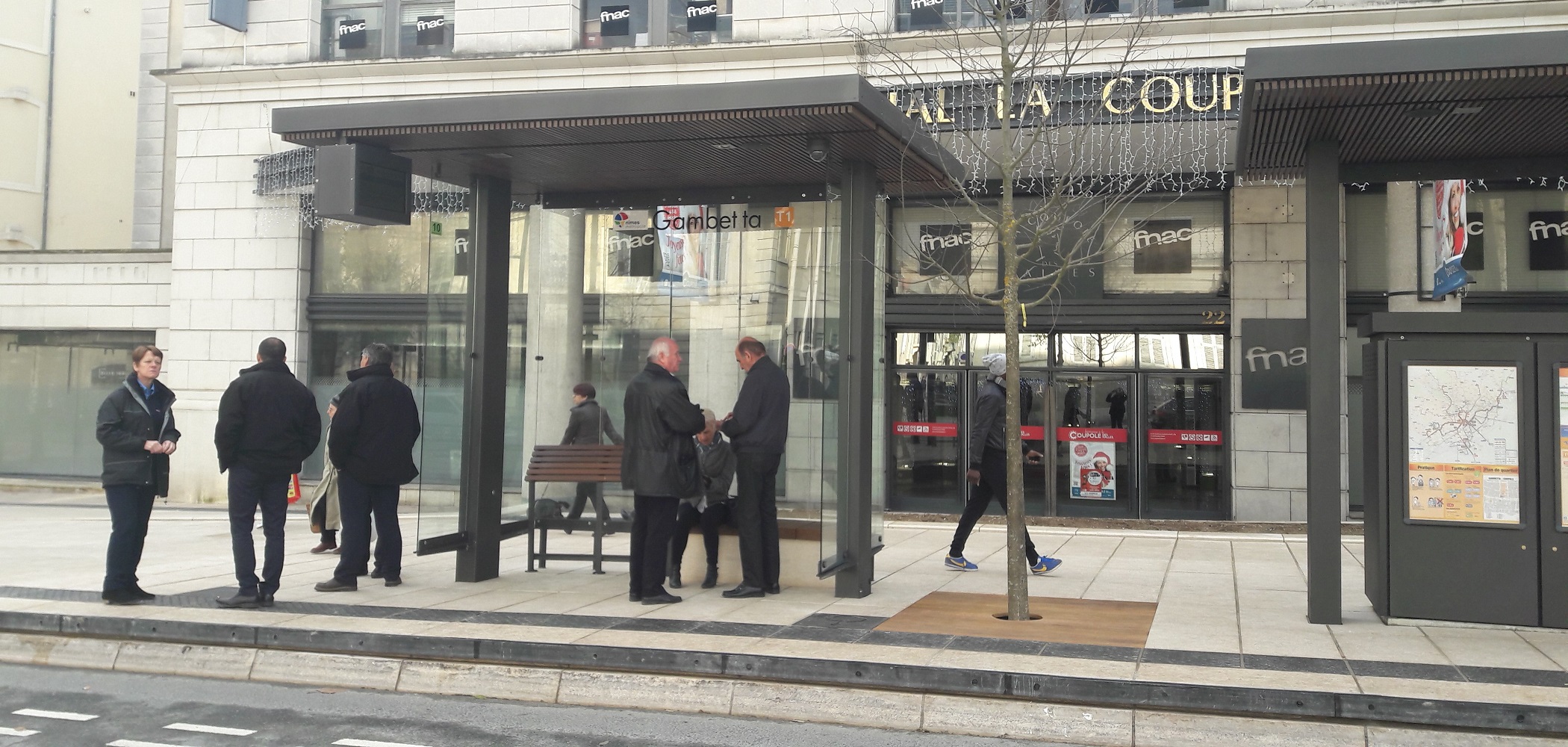 BHNS NIMES abris voyageurs, abri bus METALCO fabricant mobilier urbain design