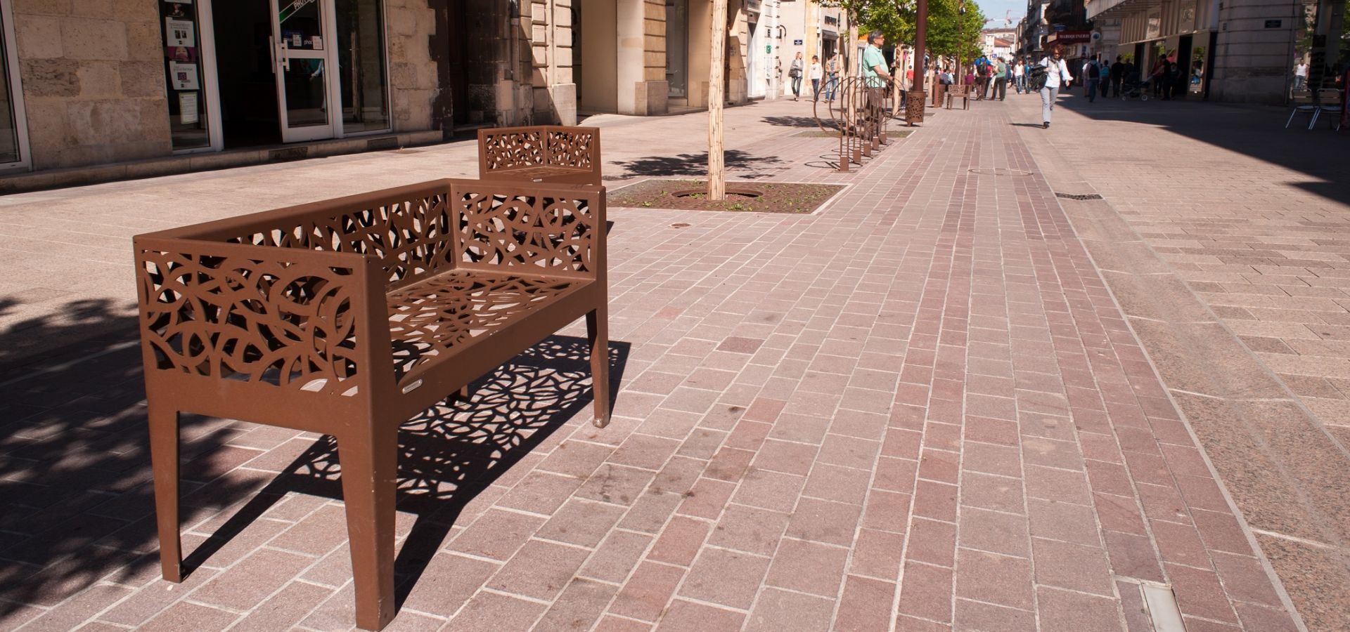 banc fauteuil DEA grille d'arbre OBRA bicyparc CAFE fabriquant mobilier urbain METALCO