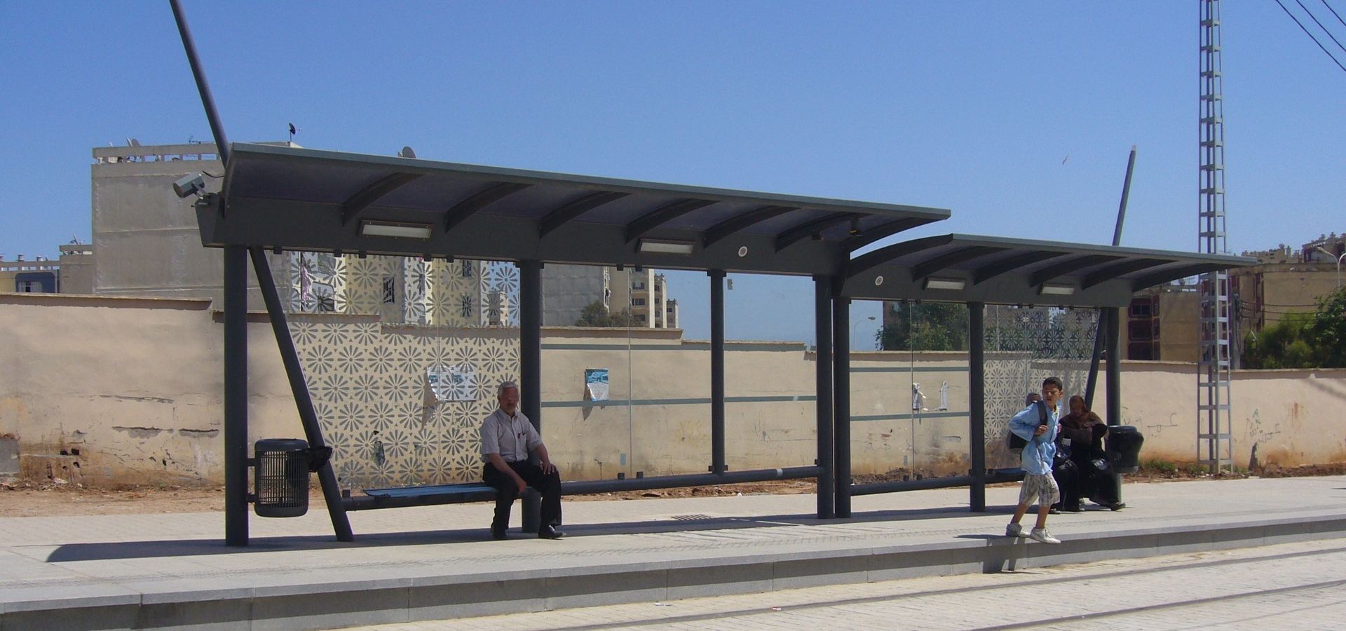 Algérie - abris voyageurs Mobilconcepts (Metalco) Tramway Alger